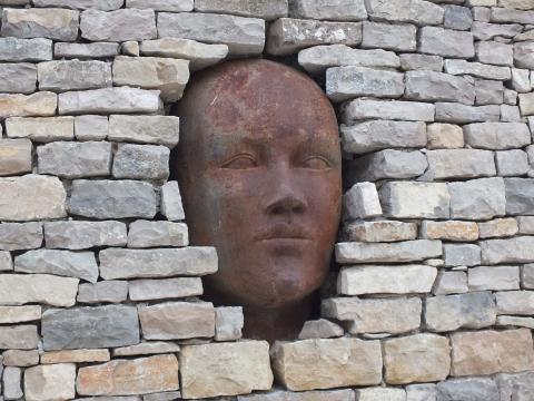 Cara incrustada a la paret